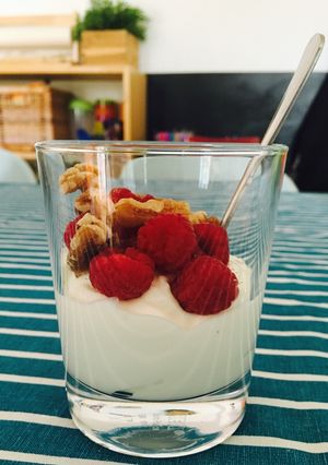 Foto principal de Vaso de yogur, frambuesas y nueces