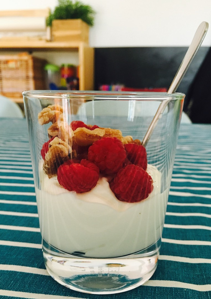 Una foto de Vaso de yogur, frambuesas y nueces