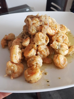 Una foto de Langostinos salteados en cebolla y ajos ❤️