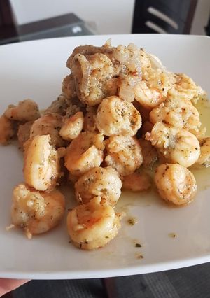 Una foto de Langostinos salteados en cebolla y ajos ❤️
