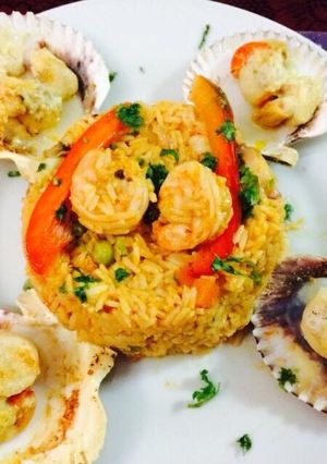 Una foto de Arroz con langostinos con Conchitas a la parmesana