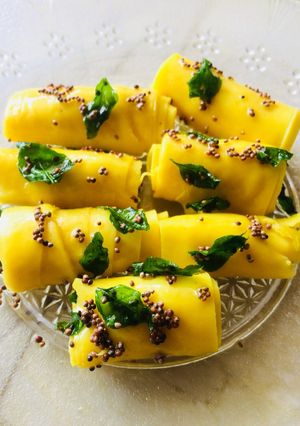 A picture of Khandvi.