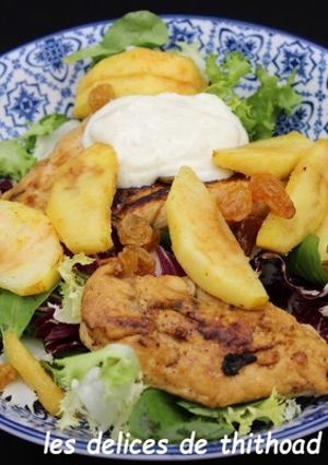 Une photo de Salade de pommes au curry, poulet citronné et sauce au yaourt