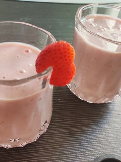 Strawberry Milkshake in tamil(ஸ்ட்ராவ்பெர்ரி) செய்முறை முக்கிய புகைப்படம்