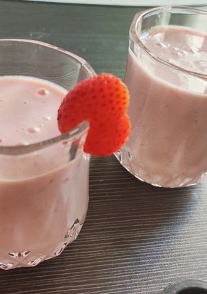 Strawberry Milkshake in tamil(ஸ்ட்ராவ்பெர்ரி) செய்முறை முக்கிய புகைப்படம்