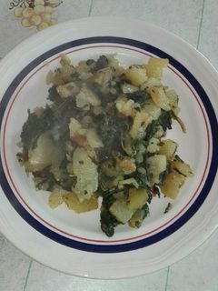 Una foto de Patatas, acelgas y cebolla
