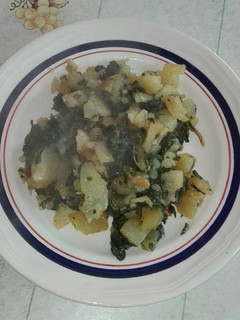 Una foto de Patatas, acelgas y cebolla