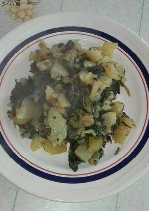 Una foto de Patatas, acelgas y cebolla