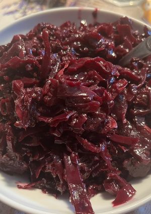 Párolt lilakáposzta pikáns gyümölcsökkel recept fotója