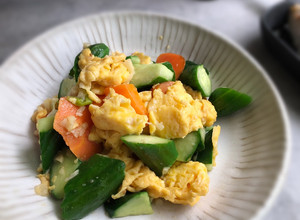 家常小黃瓜紅蘿蔔炒蛋 的食譜成品照片