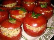 Una foto de tomates rellenos con atun y choclo
