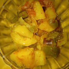 A picture of Potato with capsicum veg.