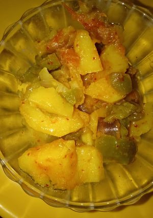 A picture of Potato with capsicum veg.