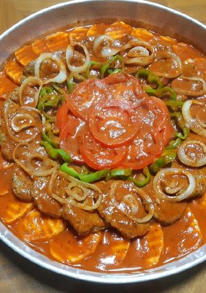 A picture of Kofta Casserole with Sliced Vegetables.