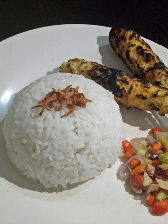 Bagaimana Menyiapkan Sate Lilit Ikan Tenggiri + Sambal Matah Ekonomis Untuk Dijual