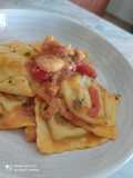 Ravioli di melanzane con gamberetti e pomodorini
