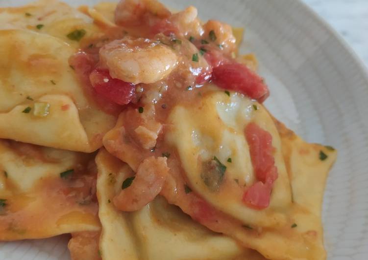 Ravioli di melanzane con gamberetti e pomodorini