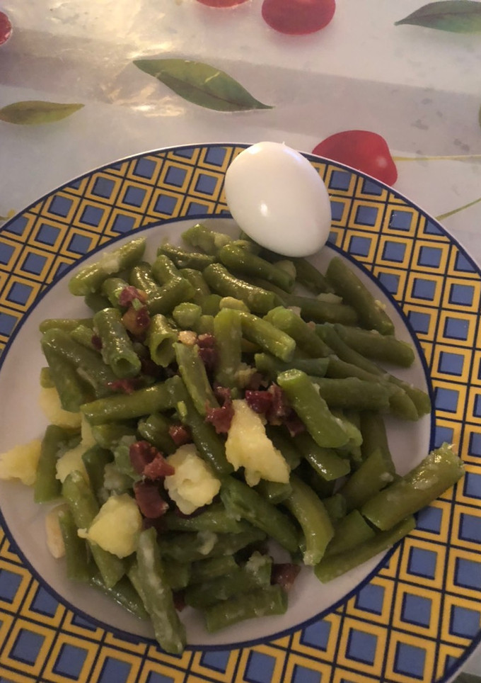 Una foto de Hoy unas judías verdes de mi huerta y huevos de mis gallinas camperas