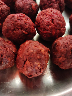 பீட்ரூட் கோலா உருண்டை (Beetroot kola urundai recipe in tamil) செய்முறை முக்கிய புகைப்படம்