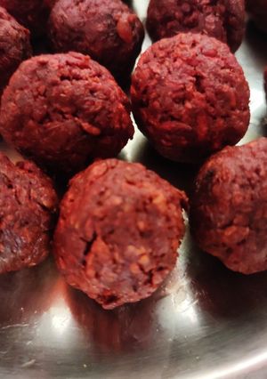 பீட்ரூட் கோலா உருண்டை (Beetroot kola urundai recipe in tamil) செய்முறை முக்கிய புகைப்படம்