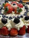 Torta al Cioccolato con panna e fragole