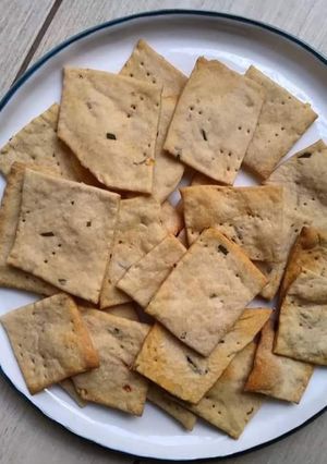 A picture of Fancy cheese crackers.