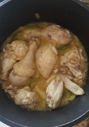 Una foto de Pollo con verduras, vino blanco y zumo de limón