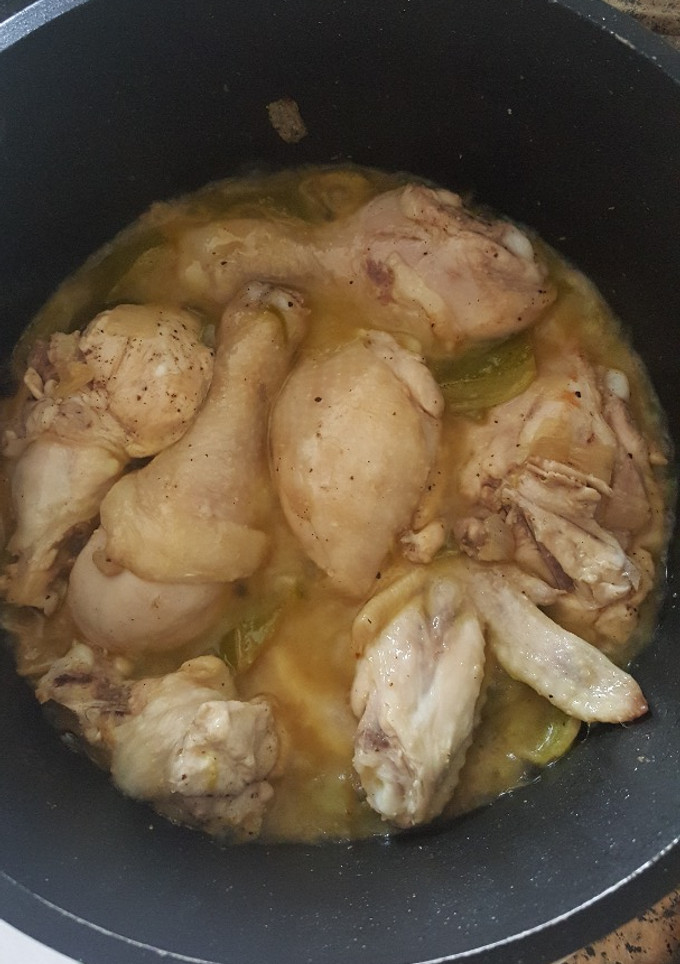 Una foto de Pollo con verduras, vino blanco y zumo de limón