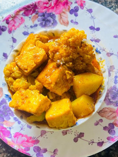 আলু ফুলকপি পনির ডালনা (Aloo fulkopi paneer dalna recipe in bengali) রেসিপির প্রধান ছবি
