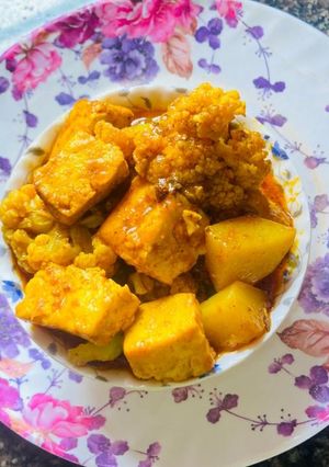 আলু ফুলকপি পনির ডালনা (Aloo fulkopi paneer dalna recipe in bengali) রেসিপির প্রধান ছবি