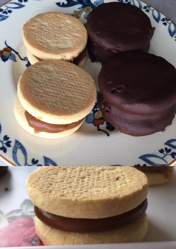 Una foto de Alfajores de dulce de leche y chocolate