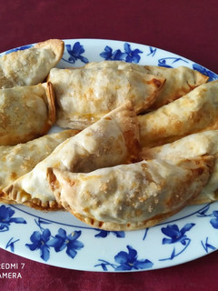 Una foto de Empanadillas de manzana, dátiles, y orejones,