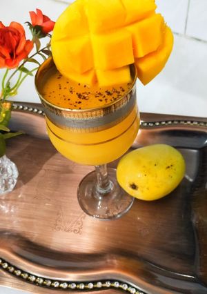 A picture of Mango juice with black pepper.