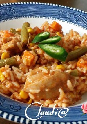 Una foto de Pollo con arroz y vegetales🌹