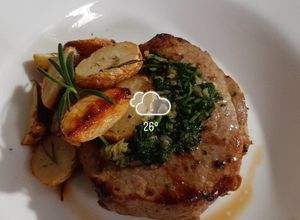 Una foto de Filete al perejil con papas rústicas
