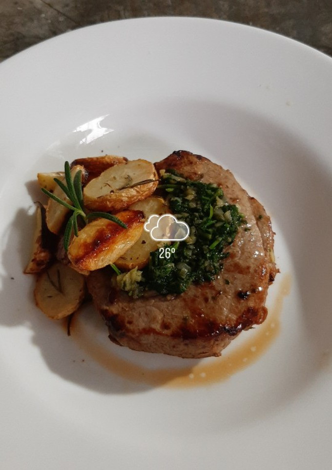 Una foto de Filete al perejil con papas rústicas