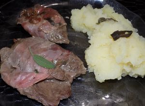 Una foto de Escalopines envueltos en crudo con salvia y cachaca