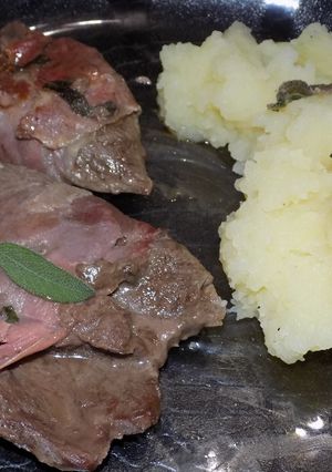 Una foto de Escalopines envueltos en crudo con salvia y cachaca