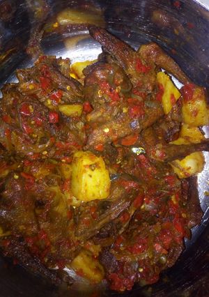 A picture of Peppered chicken with potato.