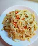 Măng xào thịt gà