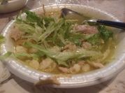 Una foto de pozole de puerco y pollo