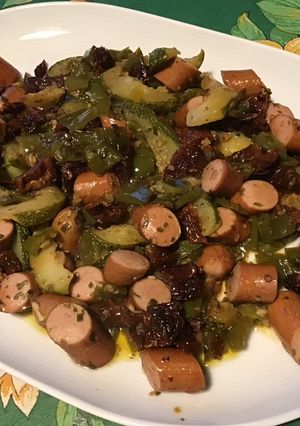 Une photo de Saucisses fumées aux poivrons verts, tomates séchées et courgette