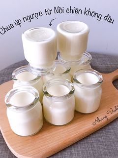 Hình của món Sữa Chua Úp Ngược Từ Nồi Chiên Không Dầu.
