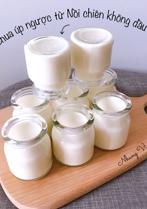 Hình của món Sữa Chua Úp Ngược Từ Nồi Chiên Không Dầu.