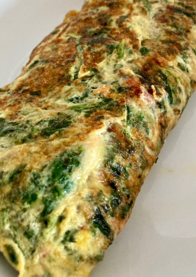Una foto de Tortilla de espinacas y tomate 🍅