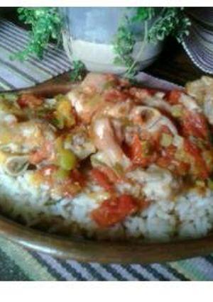 Una foto de Manitas de cerdo en salsa en olla de barro