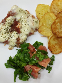 Una foto de Matambre a la pizza (al horno), papás españolas y ensalada