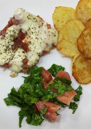 Una foto de Matambre a la pizza (al horno), papás españolas y ensalada