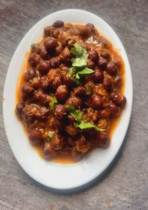 A picture of Kala chana masala.