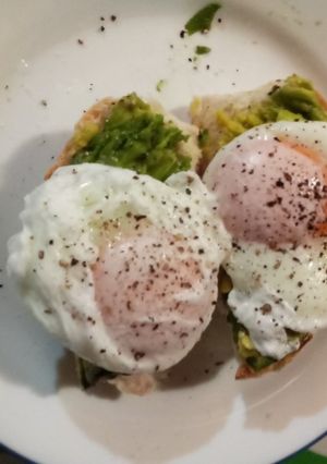 Una foto de Huevos escalfados con tostadas 🥚🥚🥚
